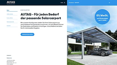 Startseite des AUTAQ-Solarcarport-Konfigurators mit Überschrift „Für jeden Bedarf der passende Solarcarport“, Navigationsschritten links und Abbildung eines modernen Solarcarports mit geparktem Auto vor einem Wohnhaus.