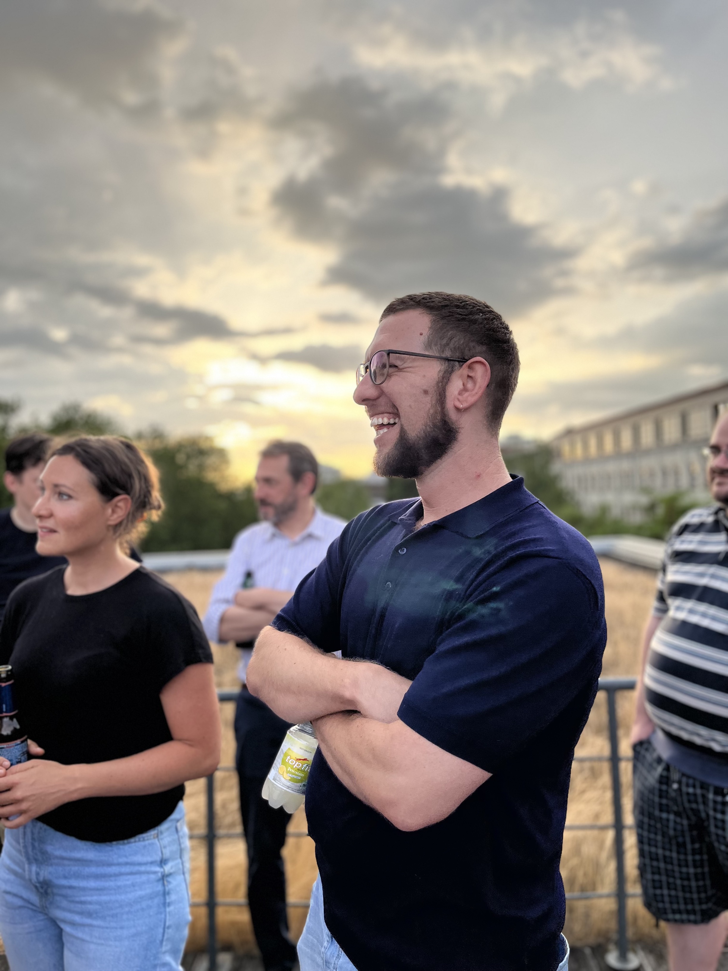 Teammitglieder auf der Dachterrasse