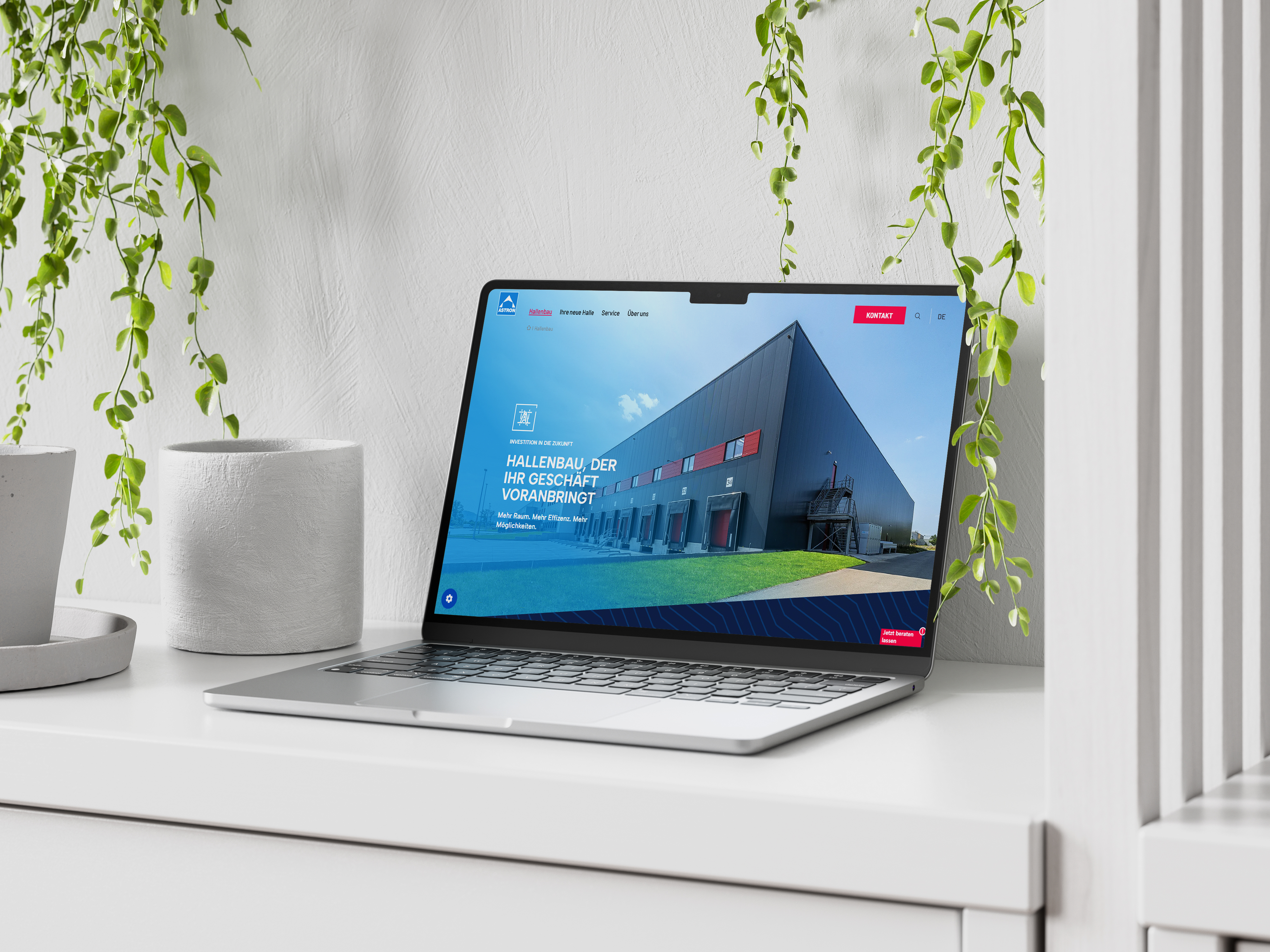 Mockup der Seite Hallenbau in einem Macbook