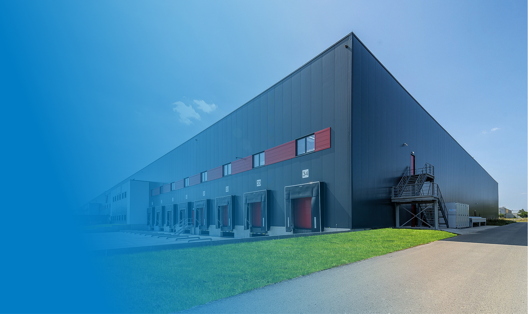 TYPO3 Referenz Astron: Website-Screenshot mit Industriegebäude und modernem interaktivem Webdesign
