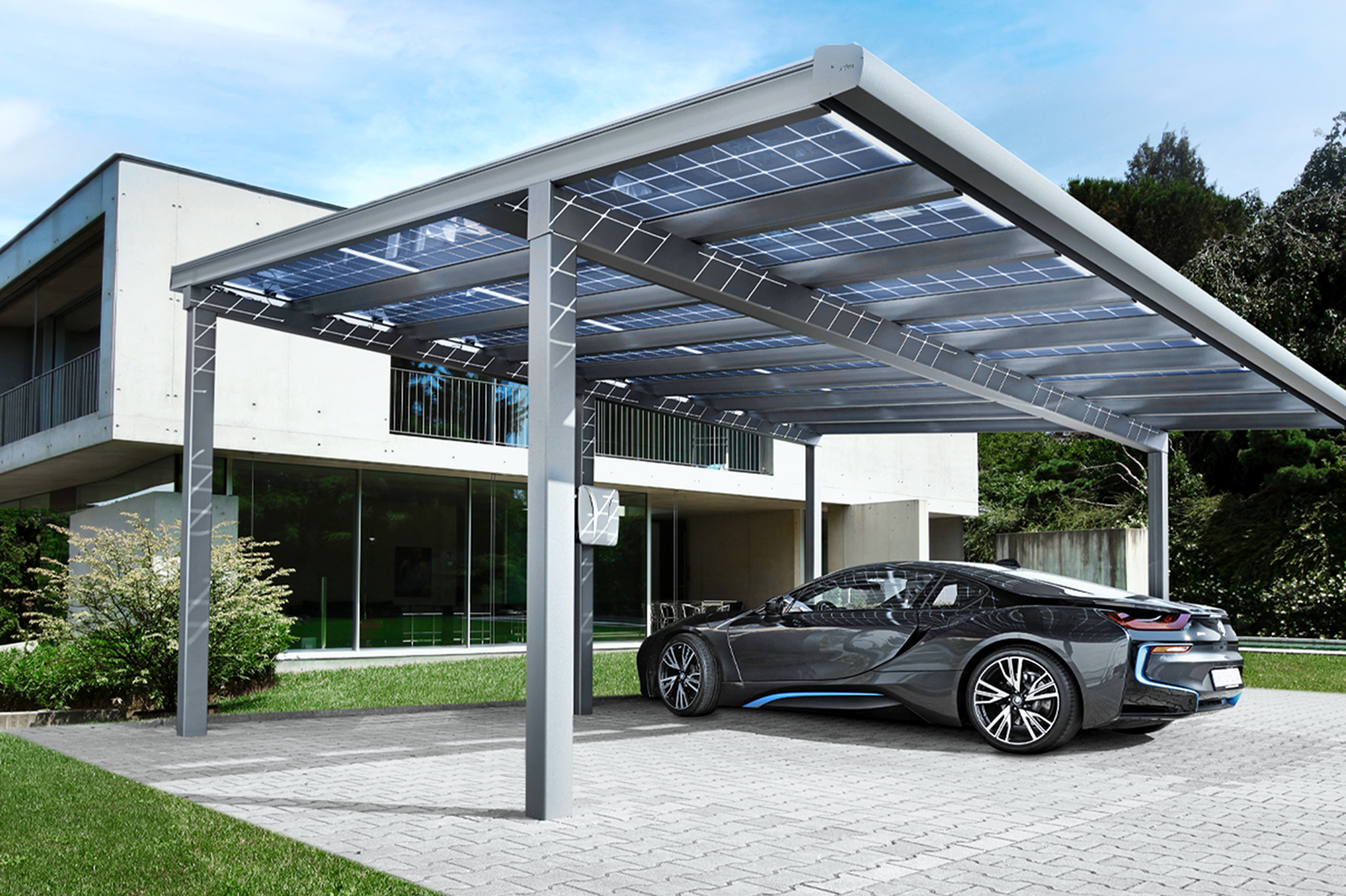 Eleganter Solar-Carport mit geparktem Fahrzeug vor moderner Wohnarchitektur