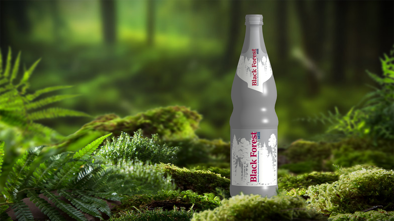Eine Flasche Mineralwasser von Blackforest auf grünem bemoosten Waldboden