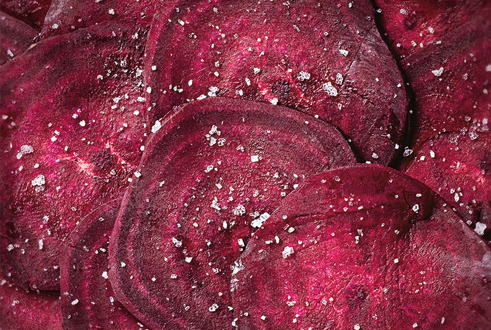 Rote Bete mit grobem Salz in Nahaufnahme