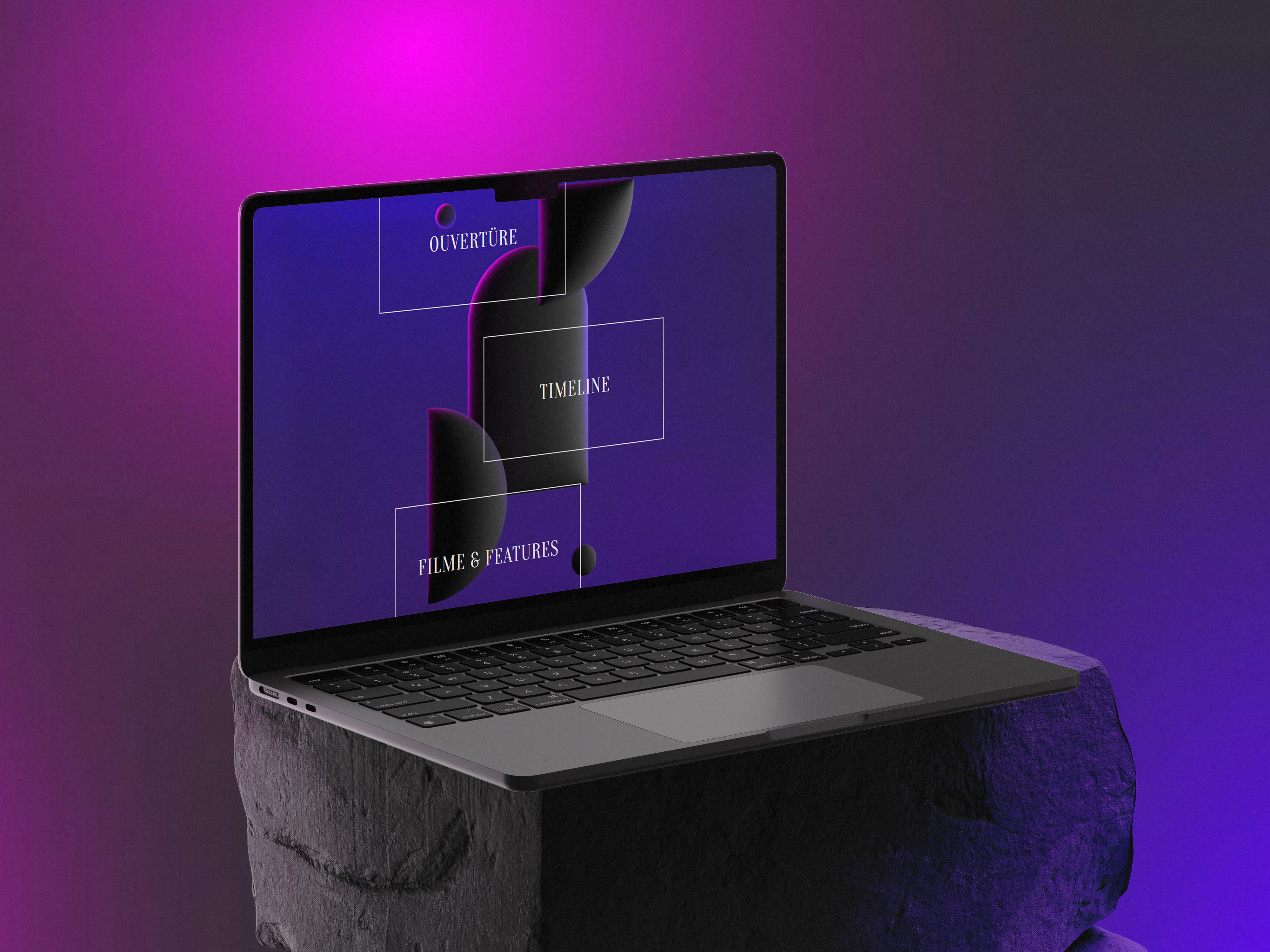 Ein schräg stehender Laptop auf einem Steinpodest vor einem violett-pinken Hintergrund zeigt eine minimalistische Website mit geometrischen Formen und Navigationspunkten wie „Ouvertüre“, „Timeline“ und „Filme & Features“.