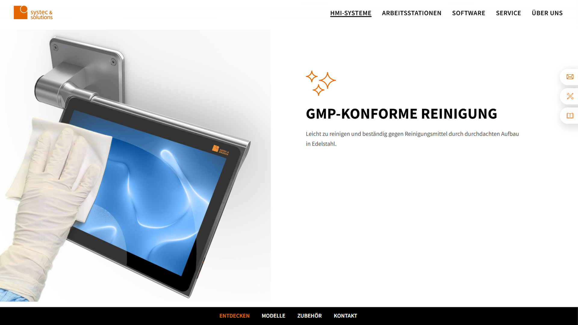 Hand mit Einweghandschuh reinigt einen industriellen Touchscreen aus Edelstahl, montiert an einer Wandhalterung, dargestellt auf einer Website mit dem Hinweis „GMP-konforme Reinigung“.