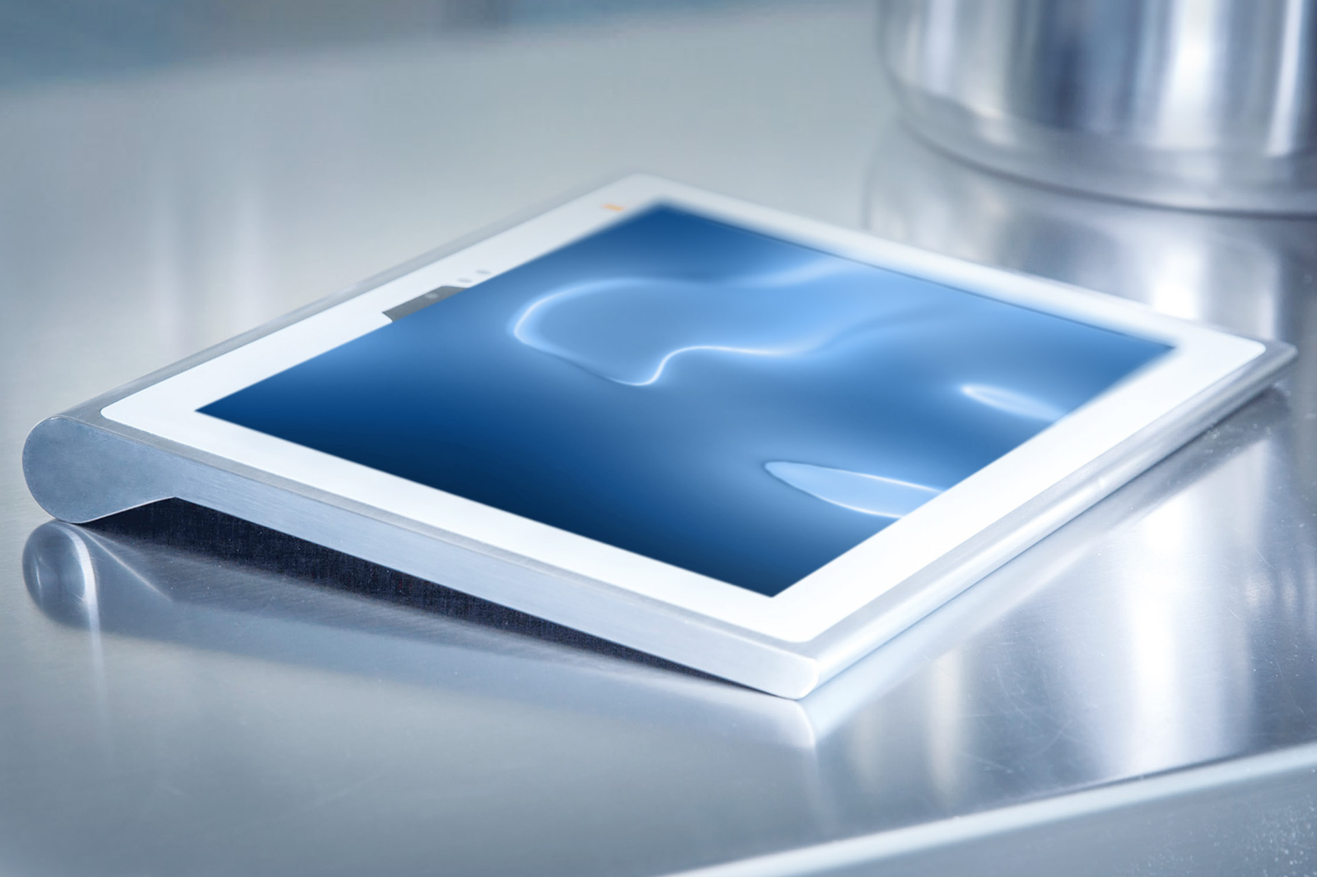 Reinraum-Tablet auf einer Edelstahloberfläche.