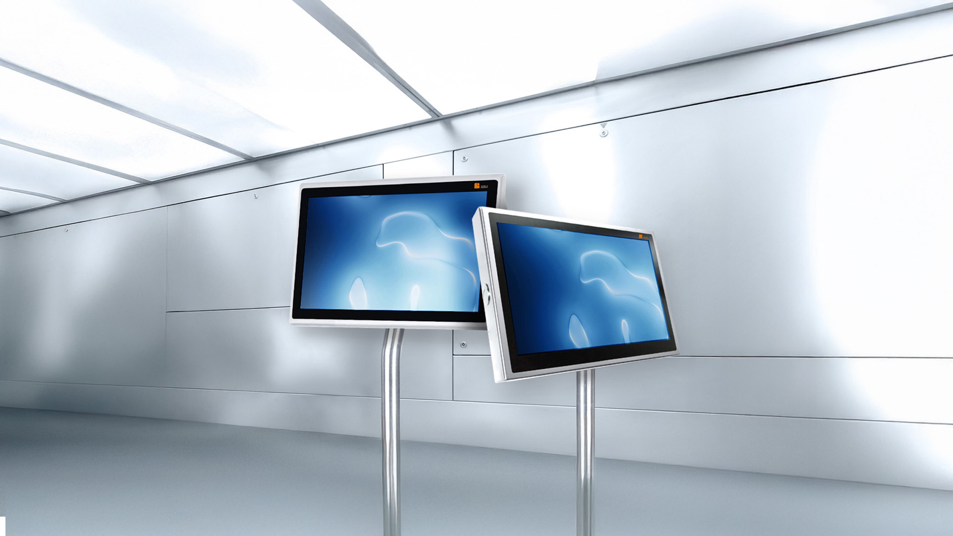 Darstellung von zwei mobilen HMI-Geräten mit Touchscreen vor dem Hintergrund eines fiktiven Reinraums.