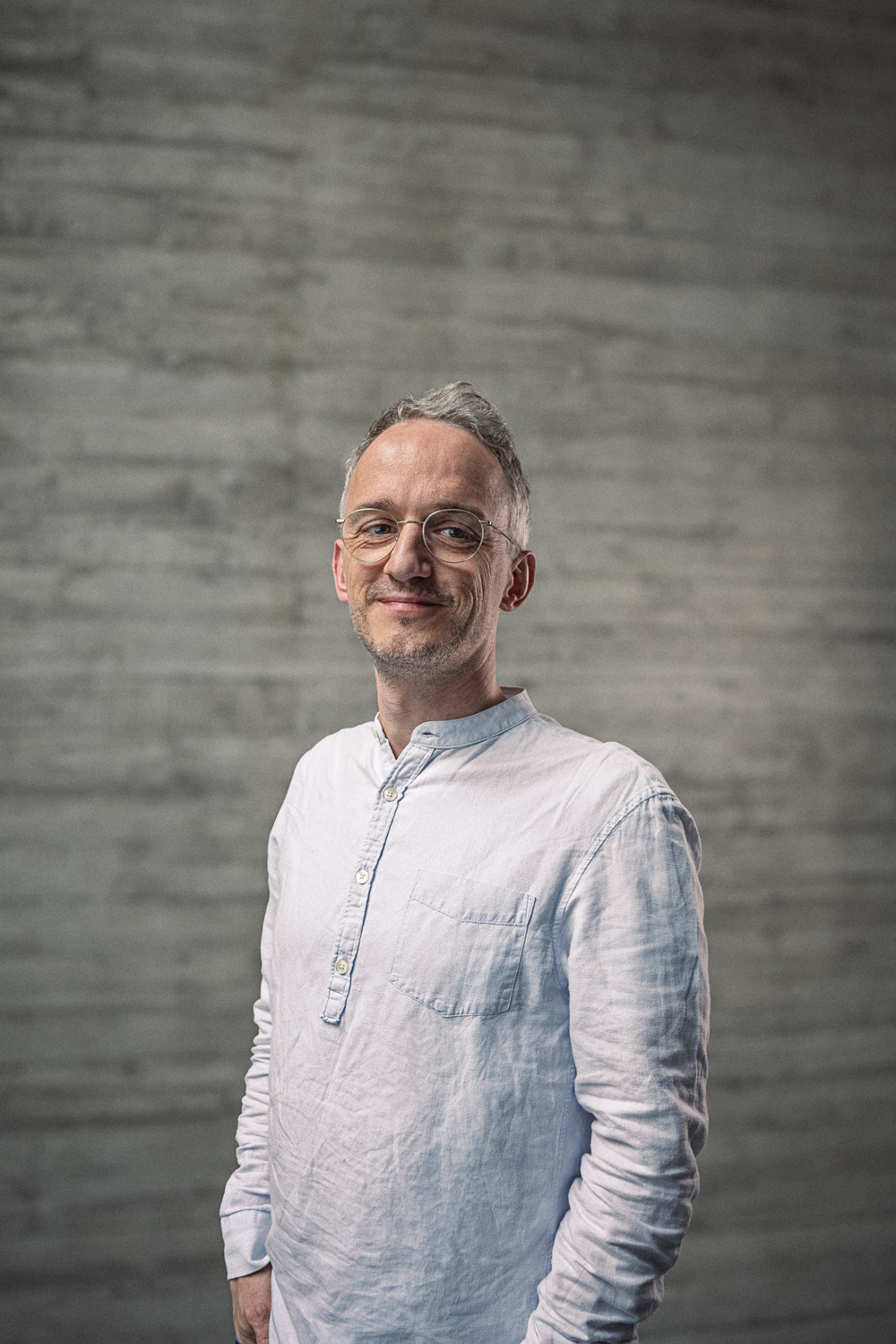 Portrait des Teamlead Backend vor einer Sichtbetonwand.