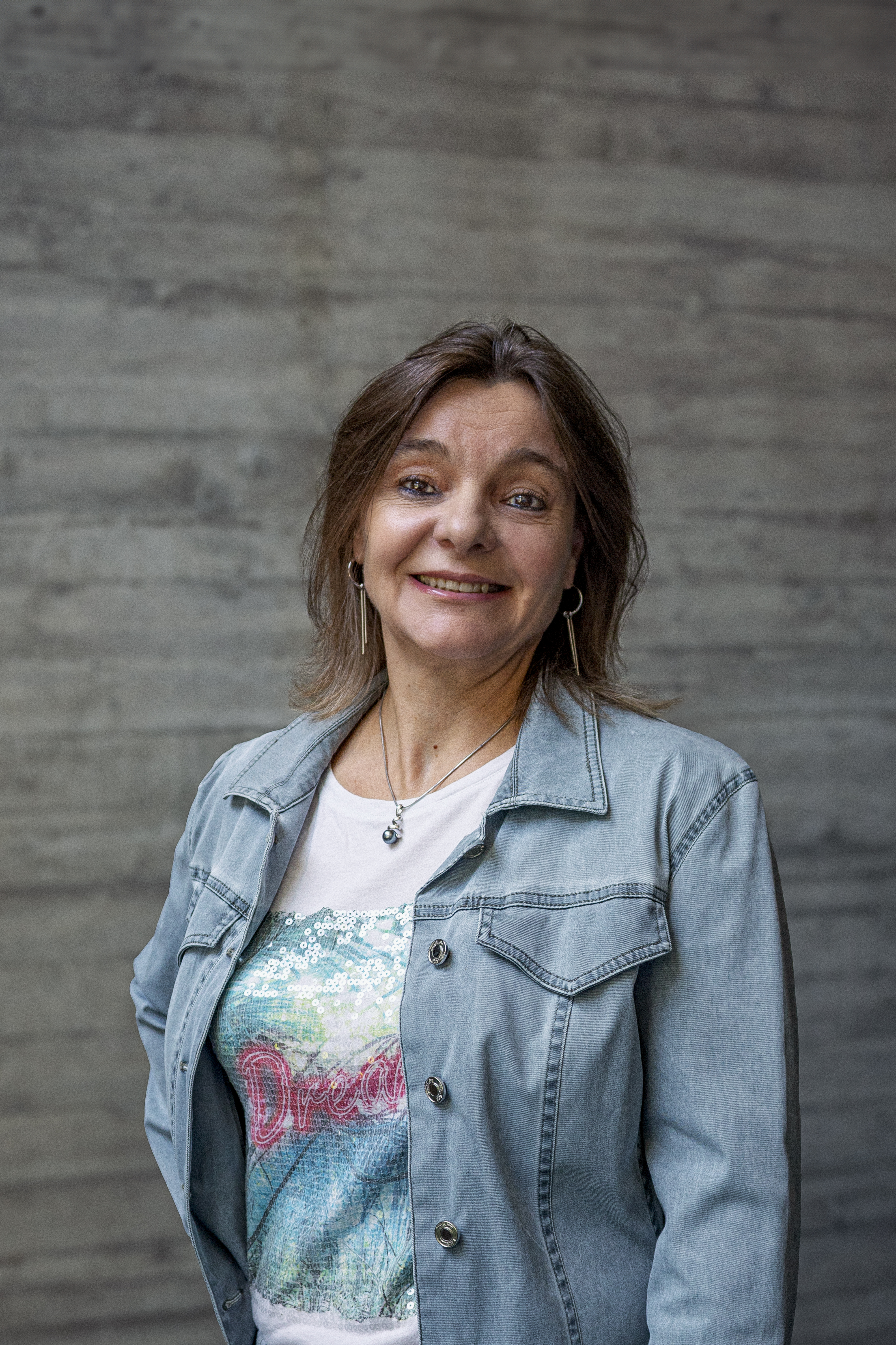 Portrait von Estelle, Finance und Administration, vor einer grauen Sichtbetonwand