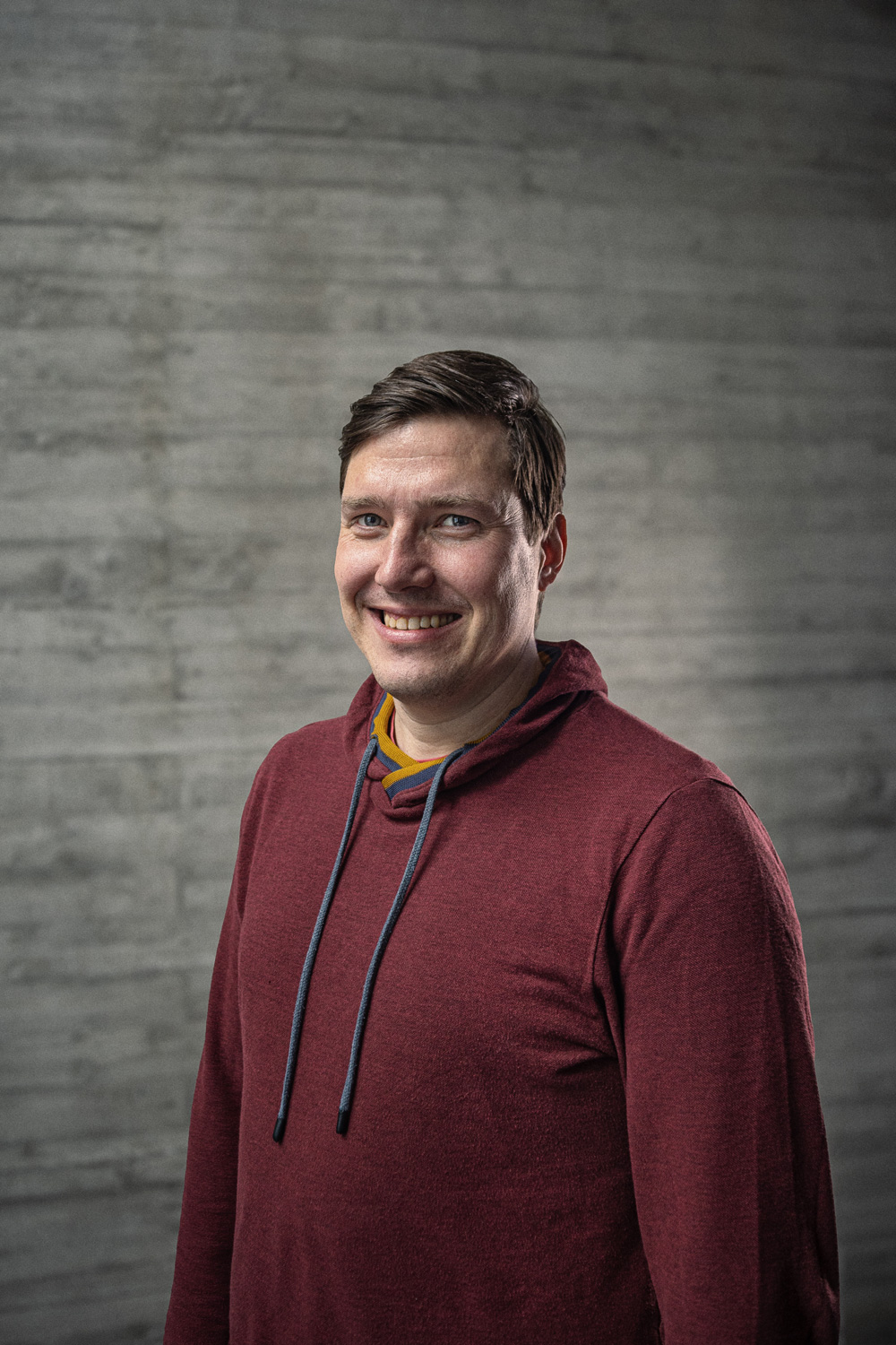 Portrait des Teamlead Frotend vor einer Sichtbetonwand